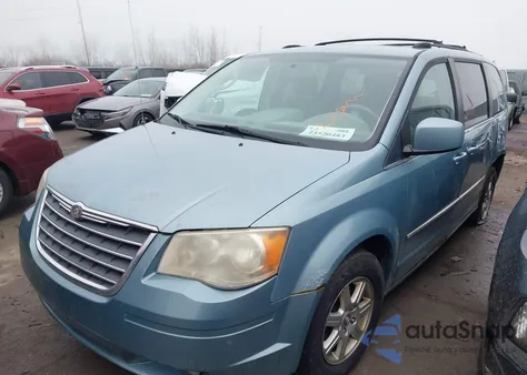 2010 Chrysler Town & Country Touring z USA, uszkodzony, nr VIN 2A4RR5D12AR300475